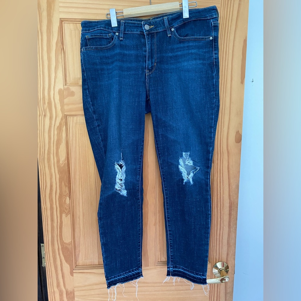 Levi’s 711 skinny jeans.